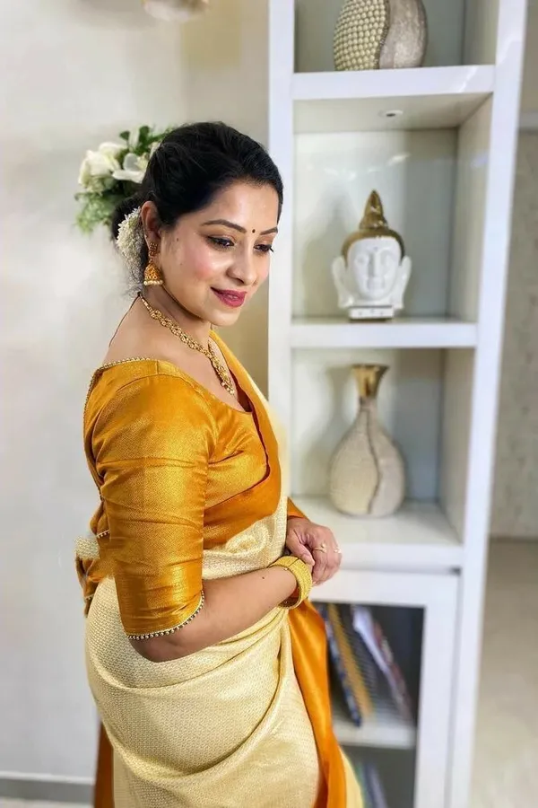 White_Woven_Banarasi_Jacquard_Saree_(White)